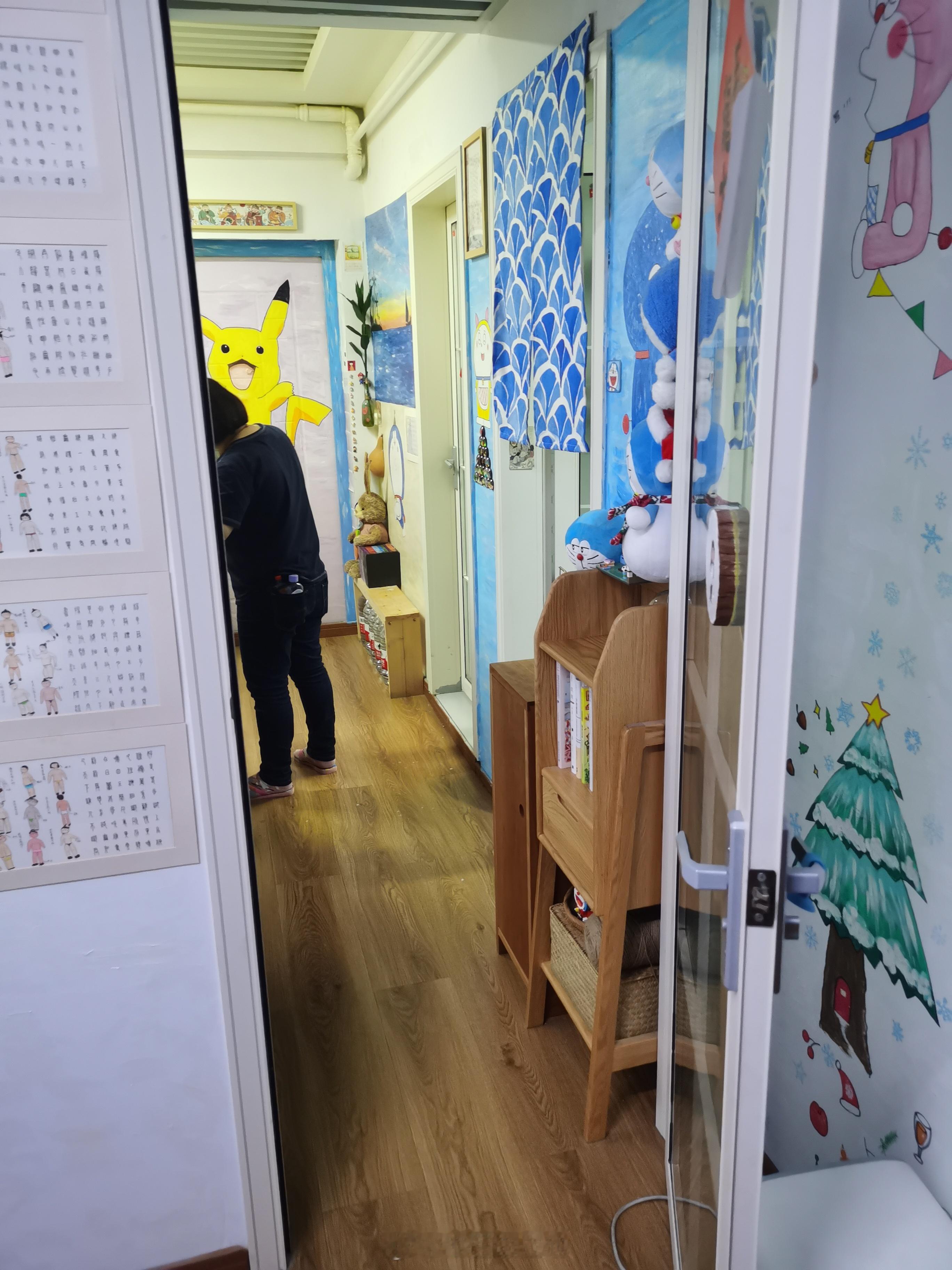 #中医# 今天忍着背痛上班一整天，痛爆了，赶紧找刘医生治一下，她的工作室太童心童