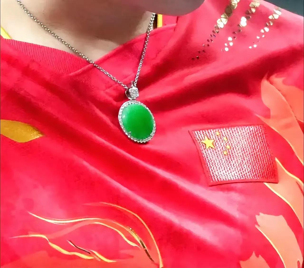 陈梦赢得了乒乓球女单冠军，很多人也注意到了，陈梦脖子带了一条非常显眼的绿色翡翠吊