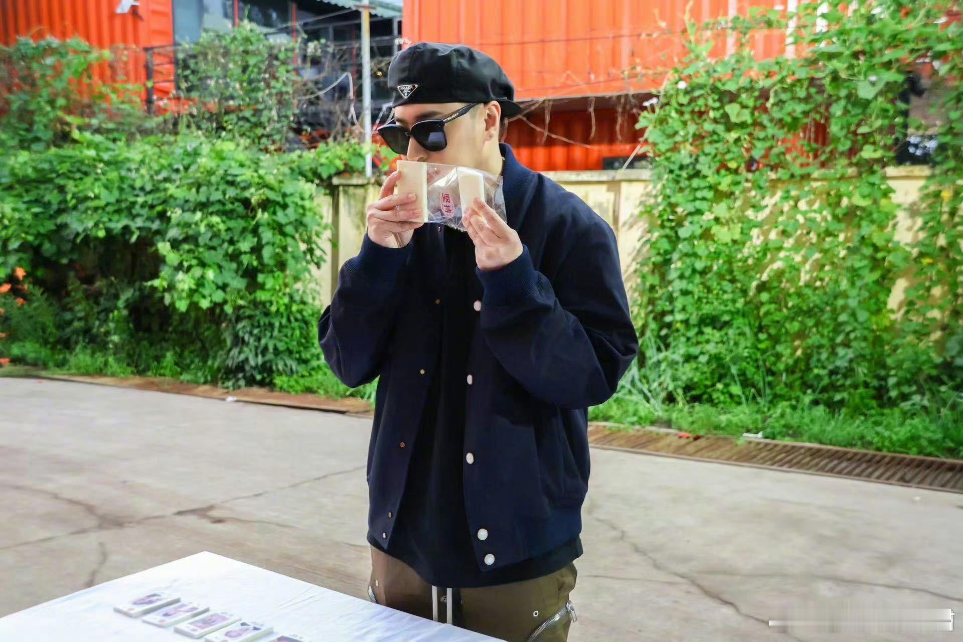 #谁家节目组上来就吃道具啊# 听说很好吃4也太会整活了，嘉宾的工牌是可以吃的，而