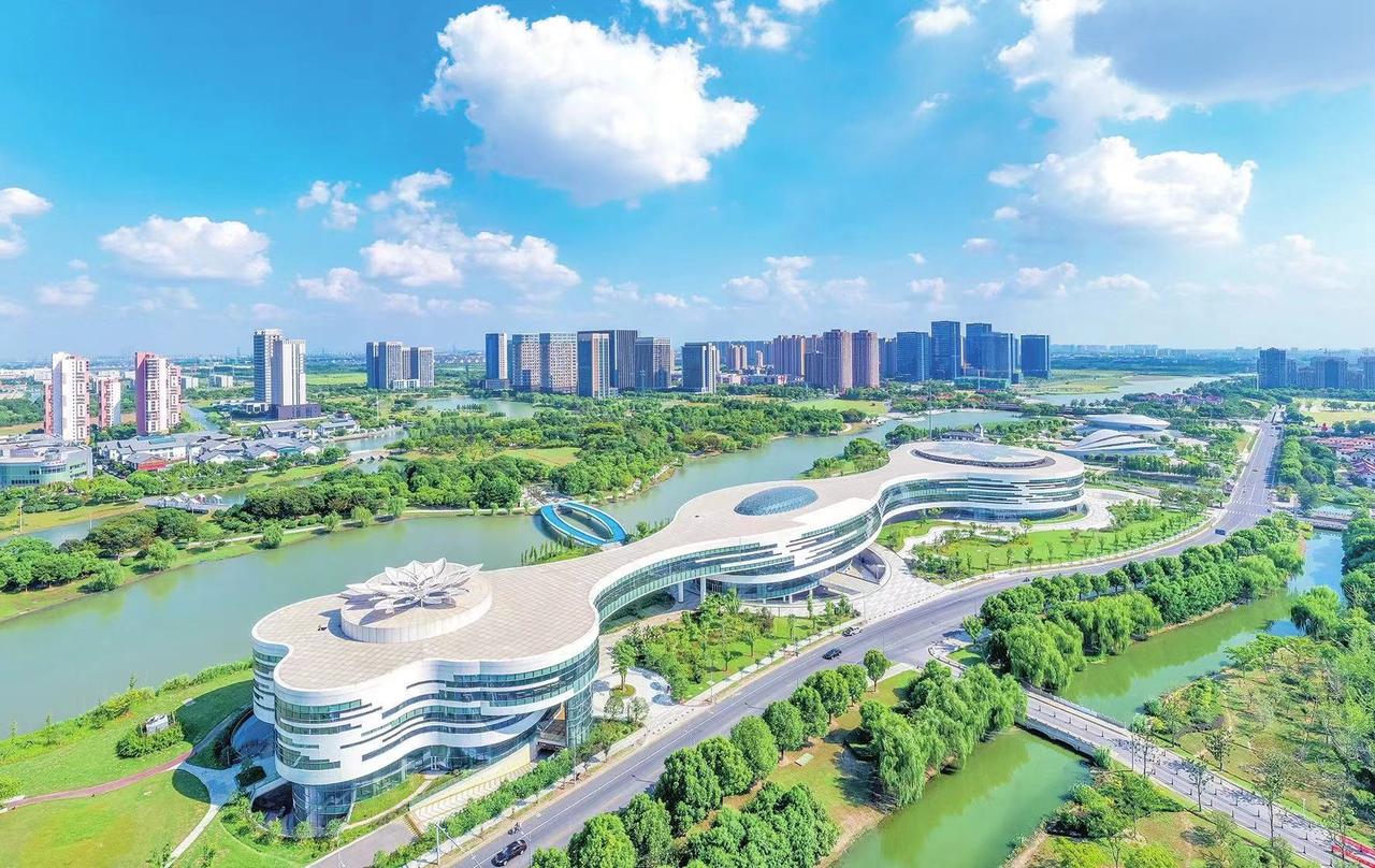 苏州需要机场！

作为地级市的龙头，苏州的发展有目共睹。但是没有机场，是苏州一直