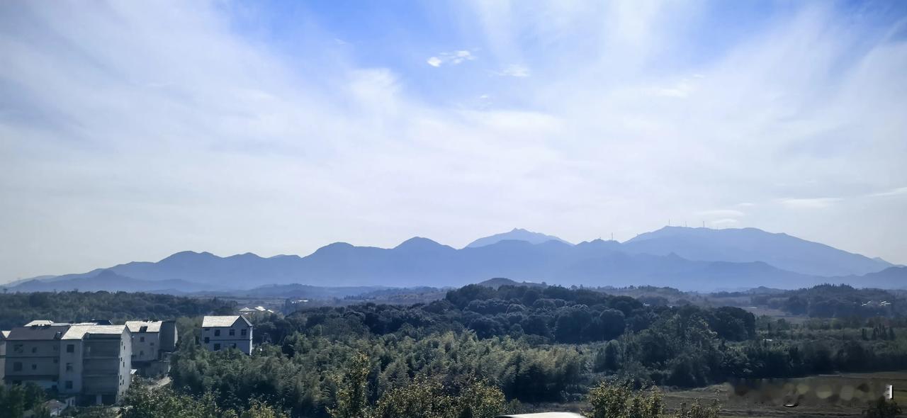 “见者吉祥，大吉大利”。2025年初冬，南下广东，途径江西境内，无名山顶惊现“类