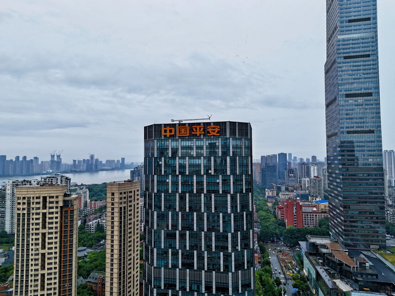 【市民观察团走访中信泰富大厦】6月30日，长江日报“市民看武汉”观察团走进中信泰