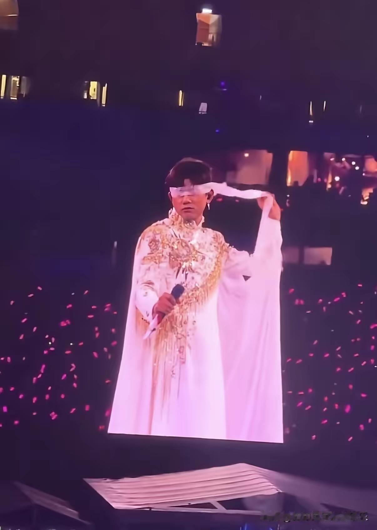 笑不活了，张杰演唱会再出幺蛾子，
本来想营造“陌上人如玉，公子世无双”的氛围，明