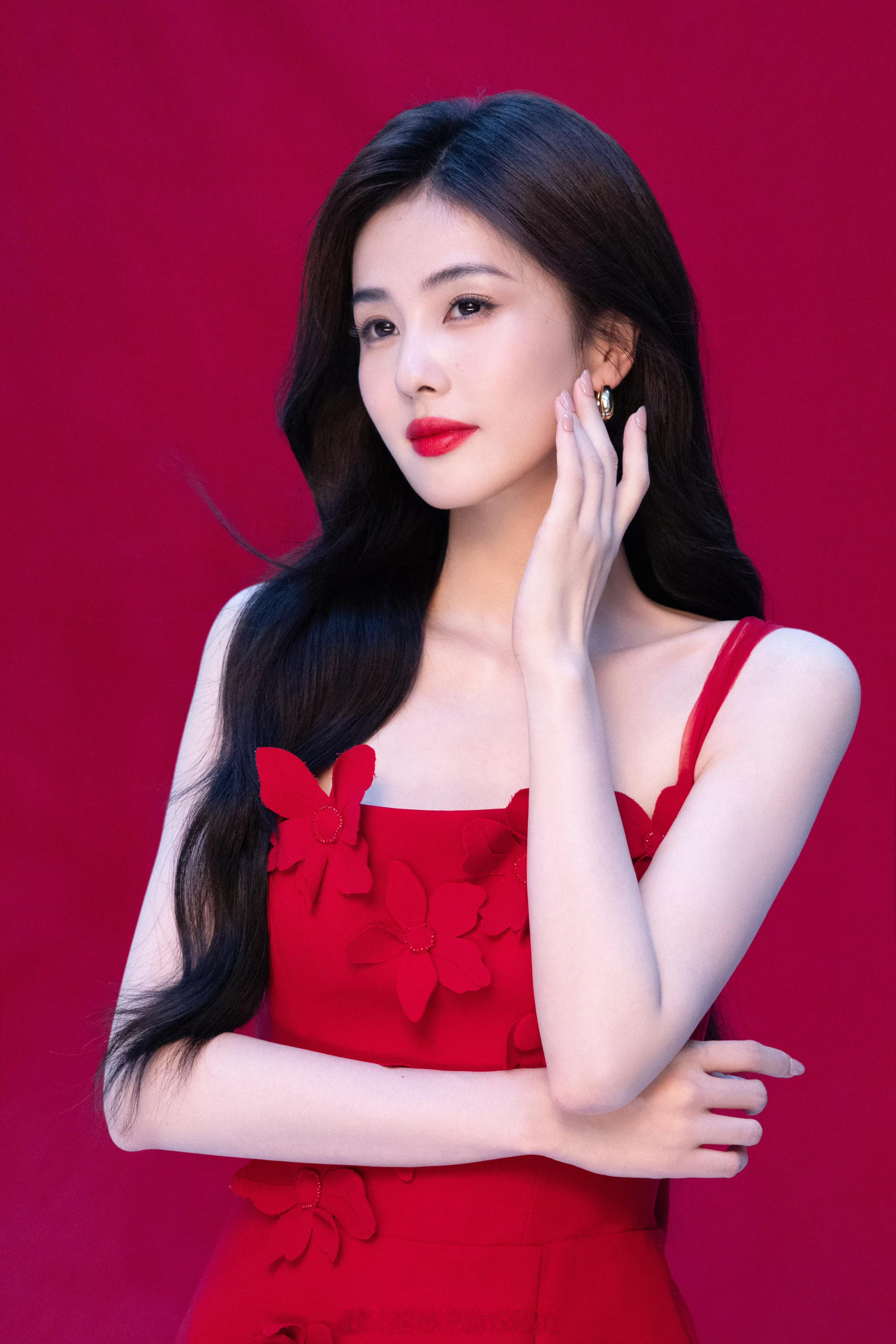 白鹿新物料，美艳端庄的大女主 