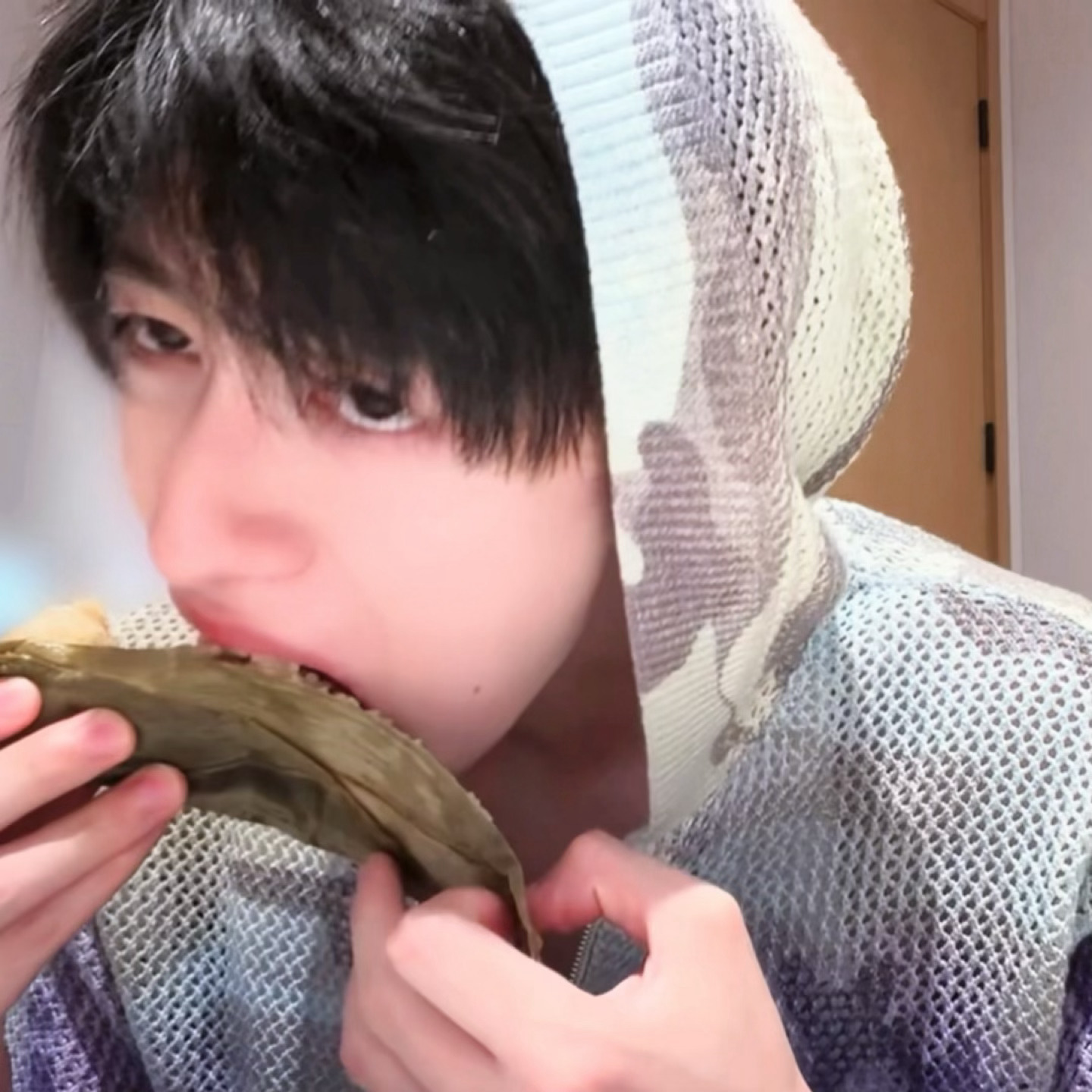 对做得好小🐱！就是这样狠狠撕咬！！她吃东西真的好香啊，而且特别像小🐱，每一下