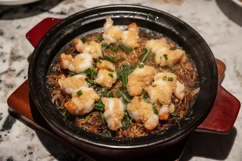 今日美食必须晒一晒！做了蒜蓉粉丝蒸虾球和零油炸脆皮五花肉。
蒜蓉粉丝蒸虾球，堪称