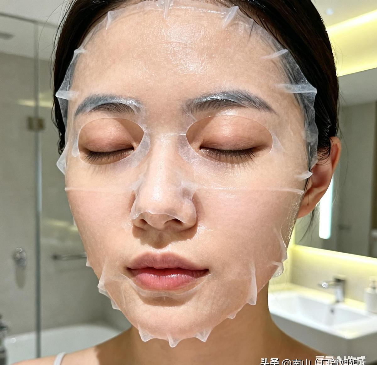 洗完头想敷个面膜，结果发现眼贴干了、面膜过期了。
不是不想美，是怕浪费。
年轻时