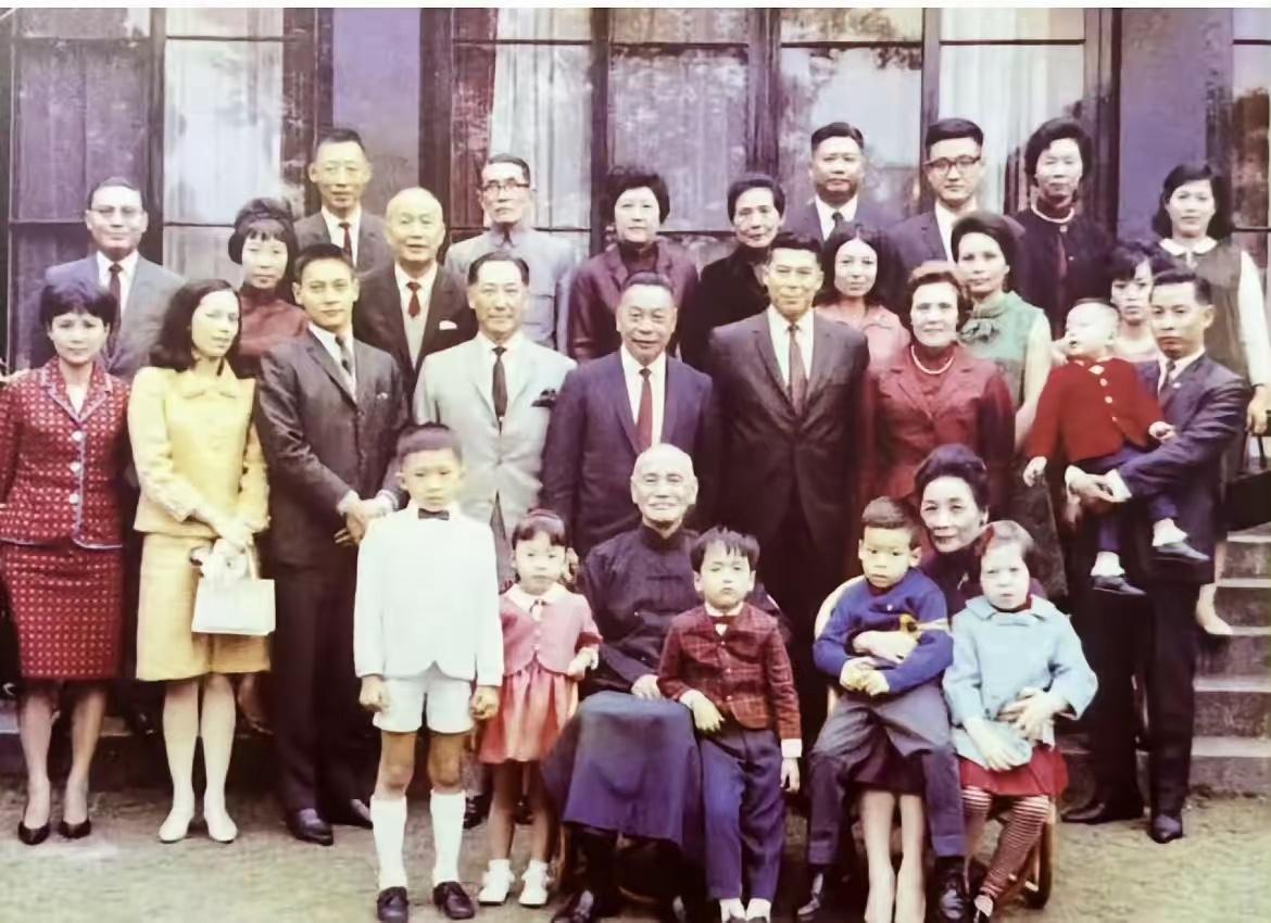 1967年，时值蒋介石八十寿辰，蒋家四代亲人专程齐聚于此，拍下一张合影，也是蒋家