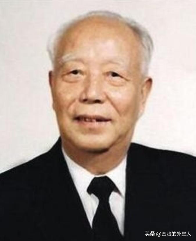 1977年，万里本来要去湖北上任，可临走前，邓公发话了，他对华国锋同志提议：“让