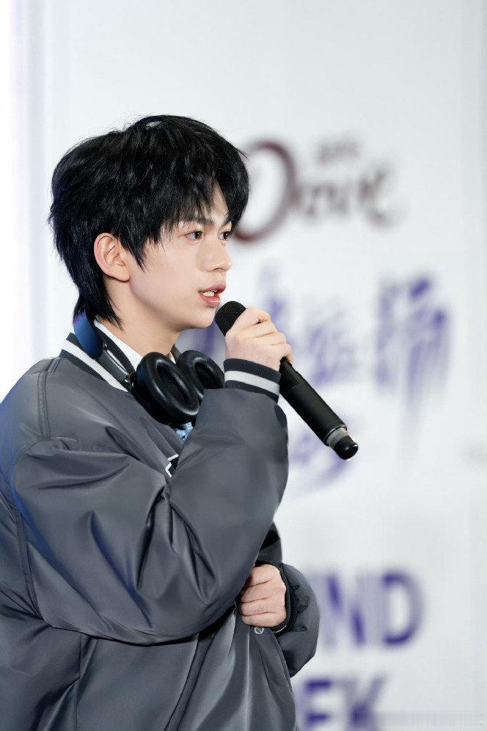 林俊杰唱功的含金量还在上升 音综选手魏忠杰练《崇拜》练到声嘶力竭，满头大汗的吃力