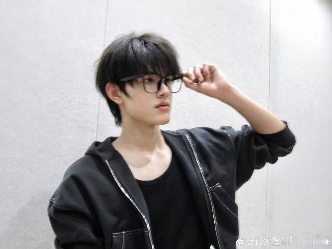 张极18分钟的澳洲vlog张极真的把温柔刻进骨子里，出门在外还不忘给成员准备礼物