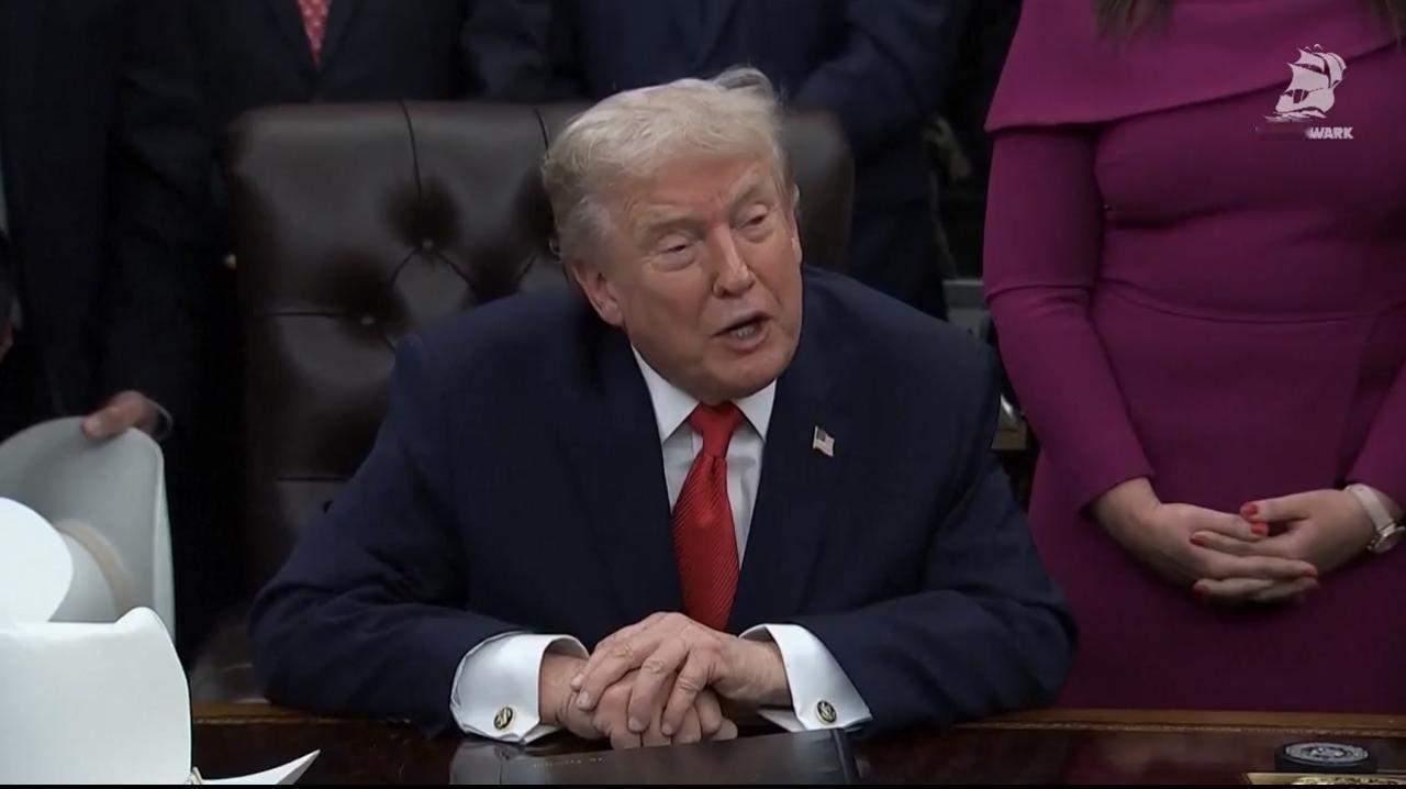 记者问：“您想对那2400万即将面临保费上涨的美国人说些什么？”

特朗普：“别