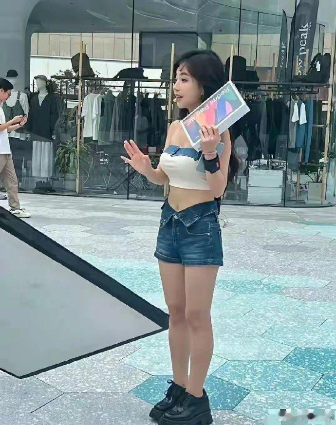 五年前，她与刘宇宁同为网红闯入娱乐圈。如今，刘宇宁已成功，而她却回到起点，努力通