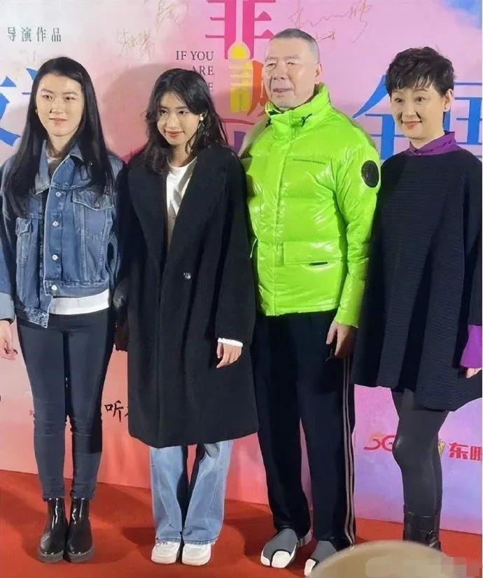 冯小刚一家四口一同现身《非诚勿扰3》的首映礼，姐妹俩一直手牵手，感情看起来非常好