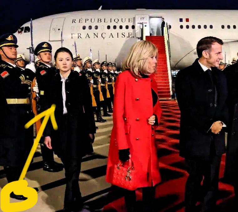 北京零下几度的天。
街头安保人员的穿着太亮眼。
白衬衣配风衣。看得人忍
不住打寒