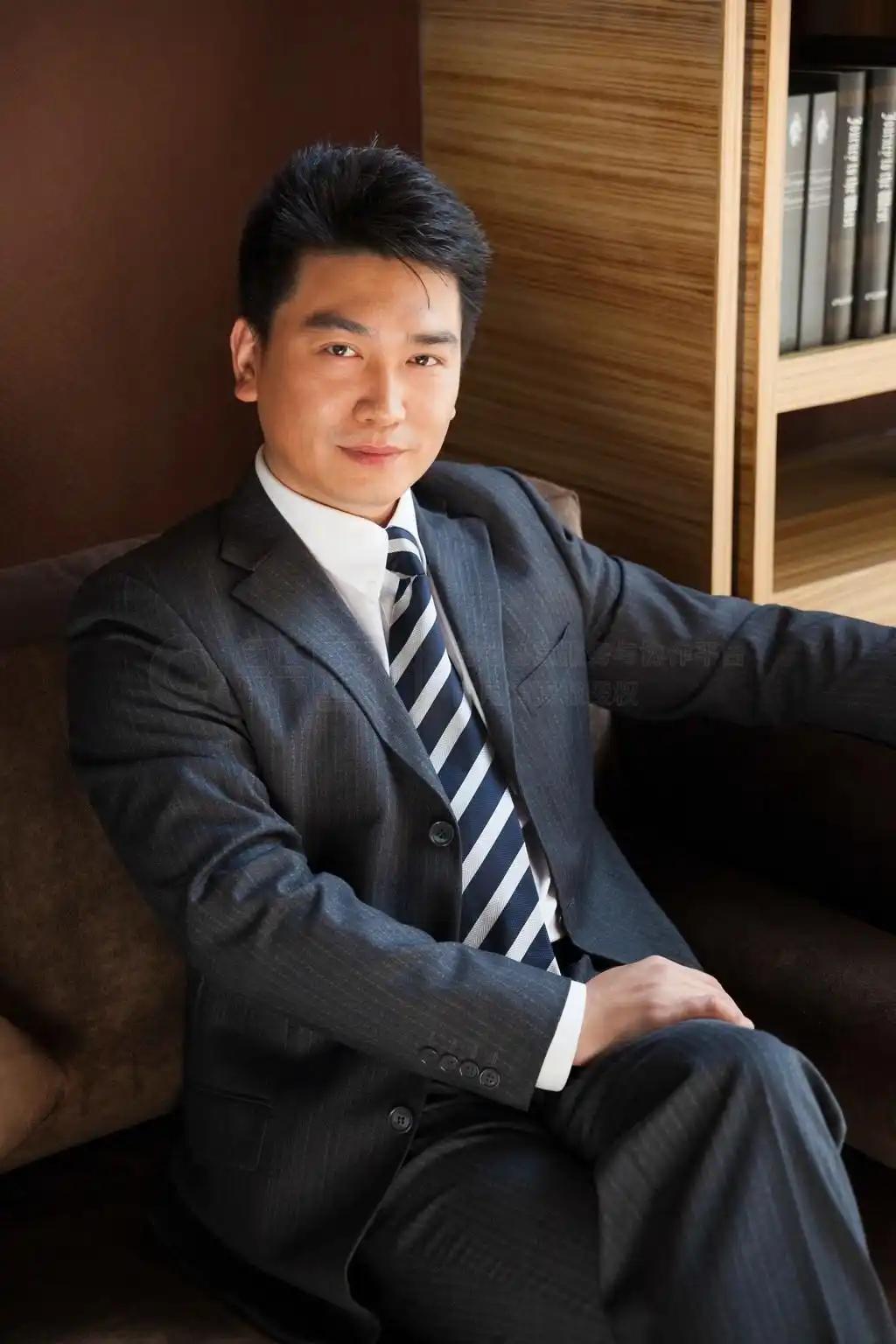 一段非常通透的话：男人想要跟男人玩，得喝酒，男人想要跟女人玩，得有钱。男人如果没