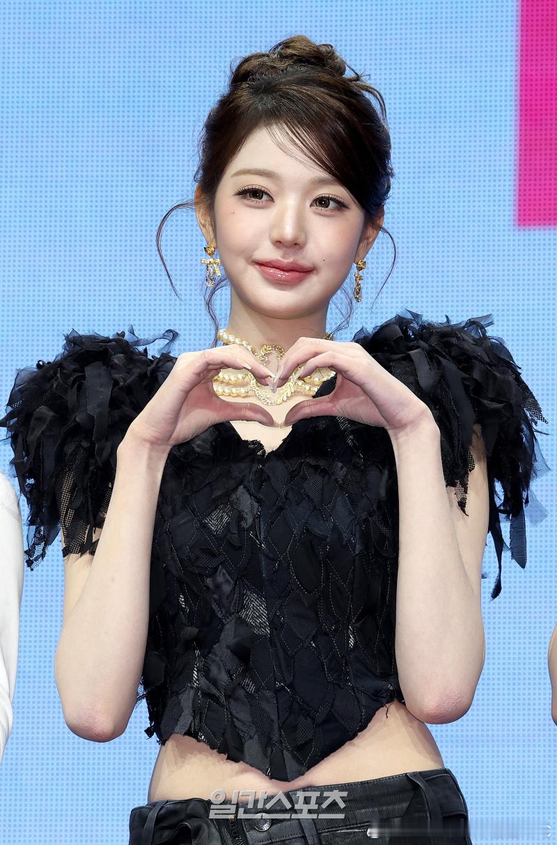 张元英blackhole初舞台新闻图 黑天鹅女神 