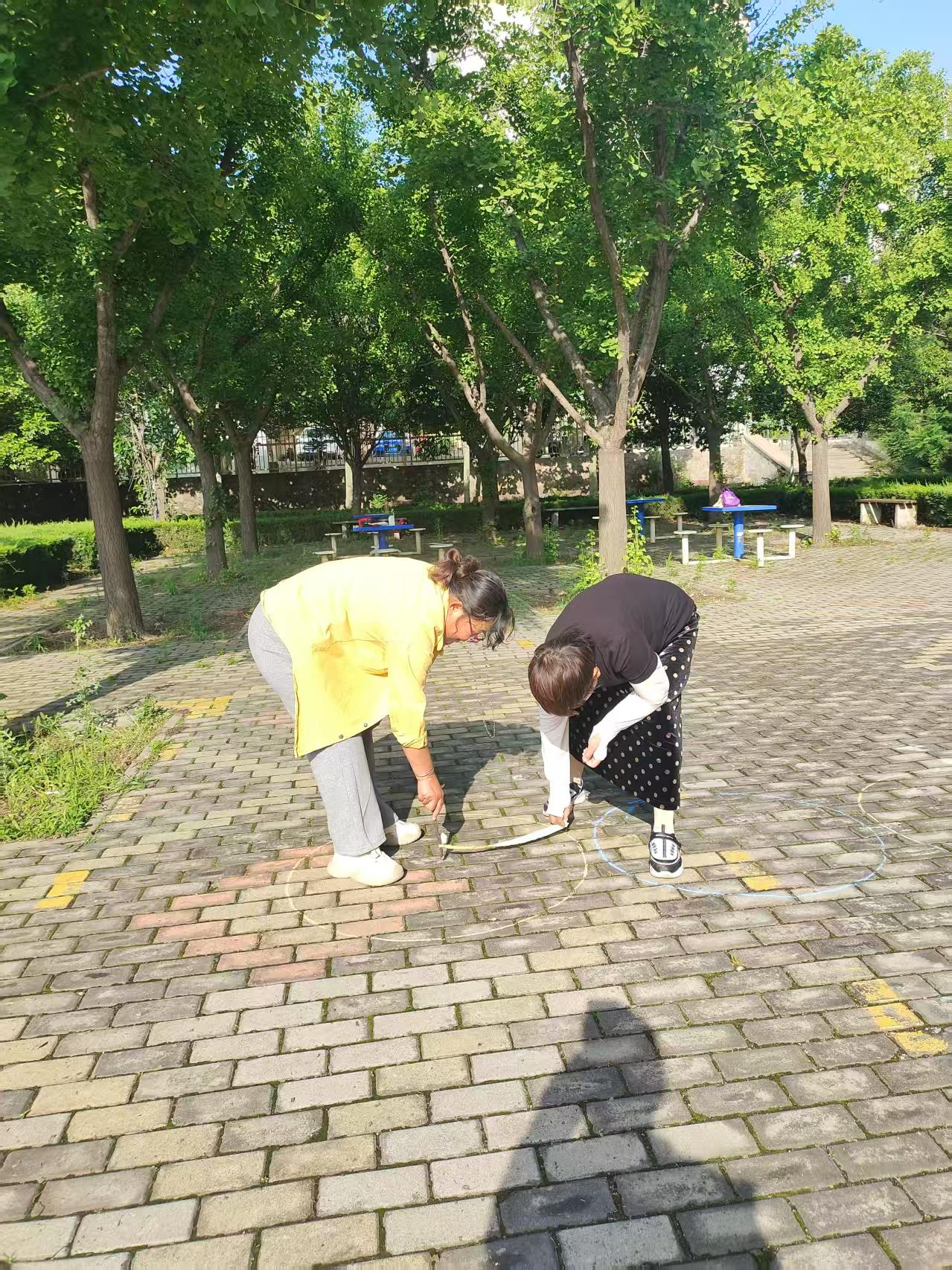 今天又是笑破肚皮的一天，几个退休小老太肆无忌惮拍抖音，围观的有的笑出了眼泪，有的