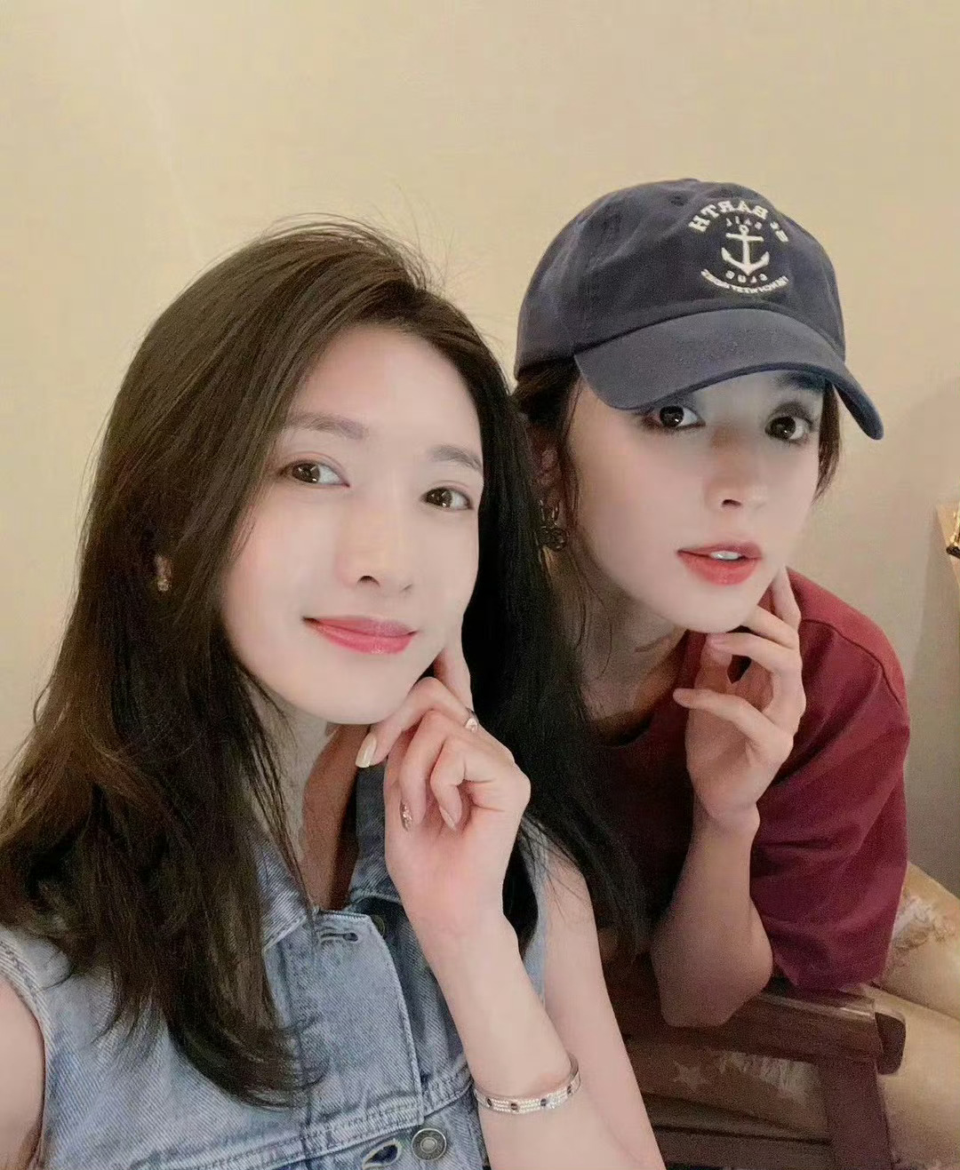 #娜扎江疏影茶茶互怼#娜扎任意门里给江疏影打电话，互怼姐妹登场👭！两人相爱相杀