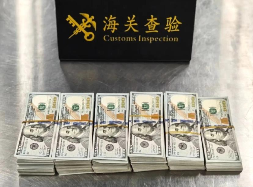 有旅客从内地携带超额外币现金出境。海关总署通报，事发当日，海关关员在西九龙站出境