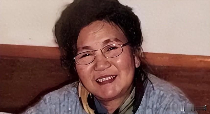 2000年的一天，已经进入生命最后阶段的赵丽蓉在家人的帮助下穿好寿衣，又亲笔立好