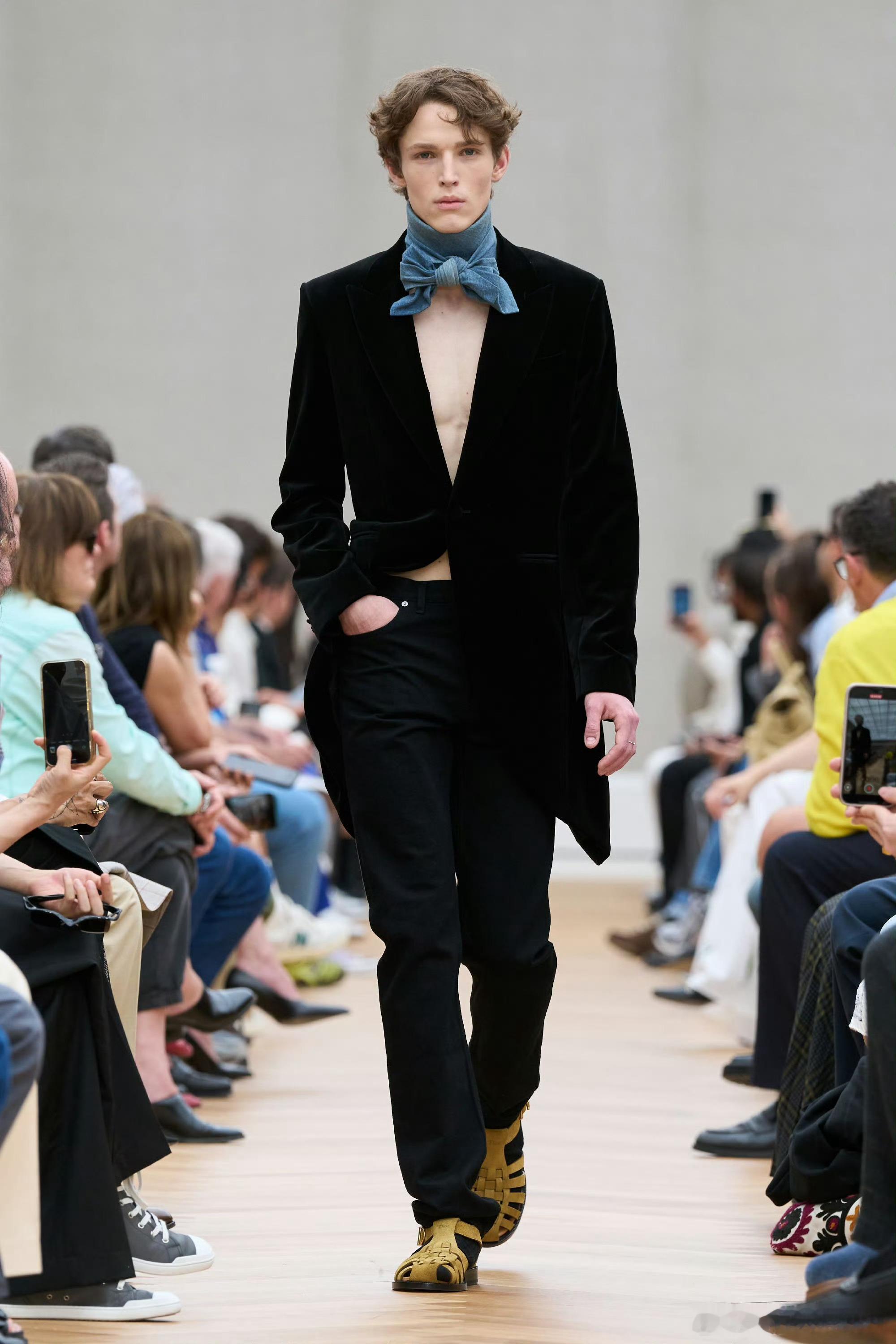 Jonathan Anderson 认领了罗伯特·帕丁森的Interview 杂