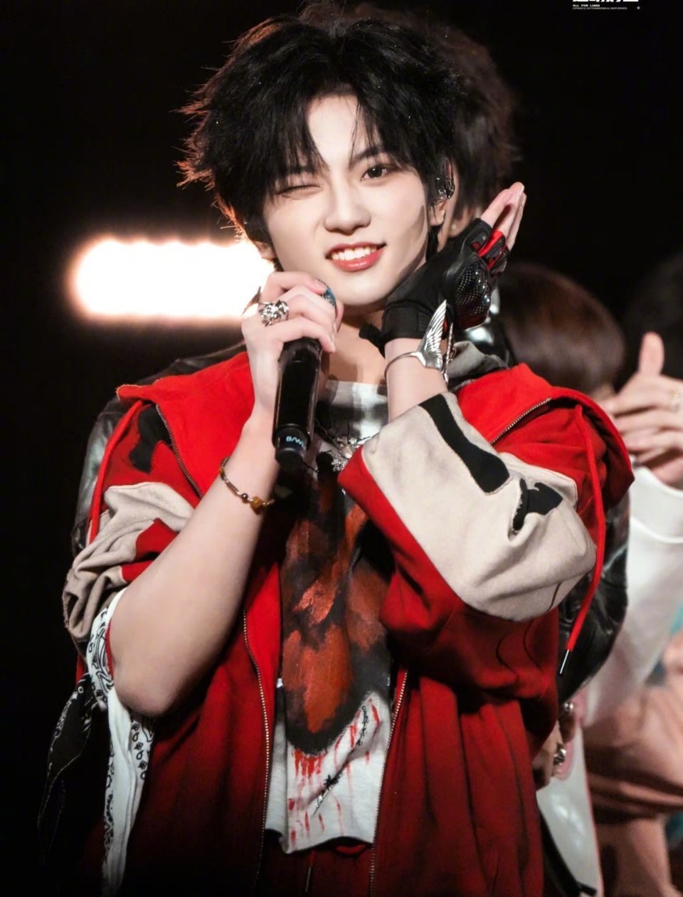 橹穆机票 橹穆批也太会了！穆祉丞18岁生日之际，在重庆江北机场投放10万张定制登