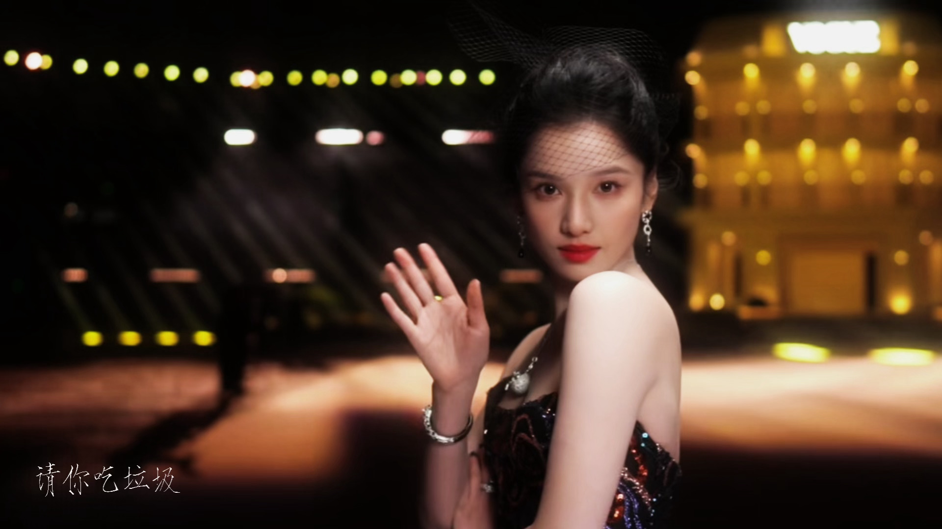 还以为在拍了不起的盖茨比张婧仪复古抹胸高定 ​​​