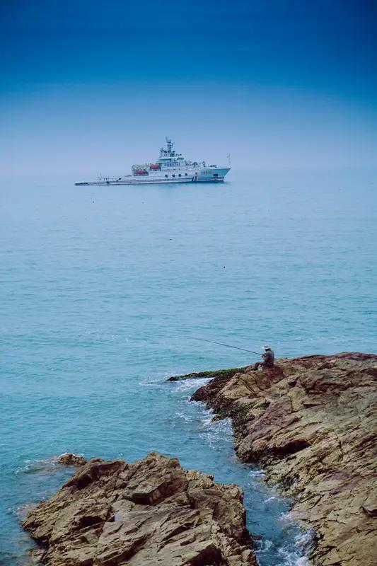 中国海警巡航钓鱼岛，第122天的无声宣言

清晨五点半，天色未明，钓鱼岛海域的平