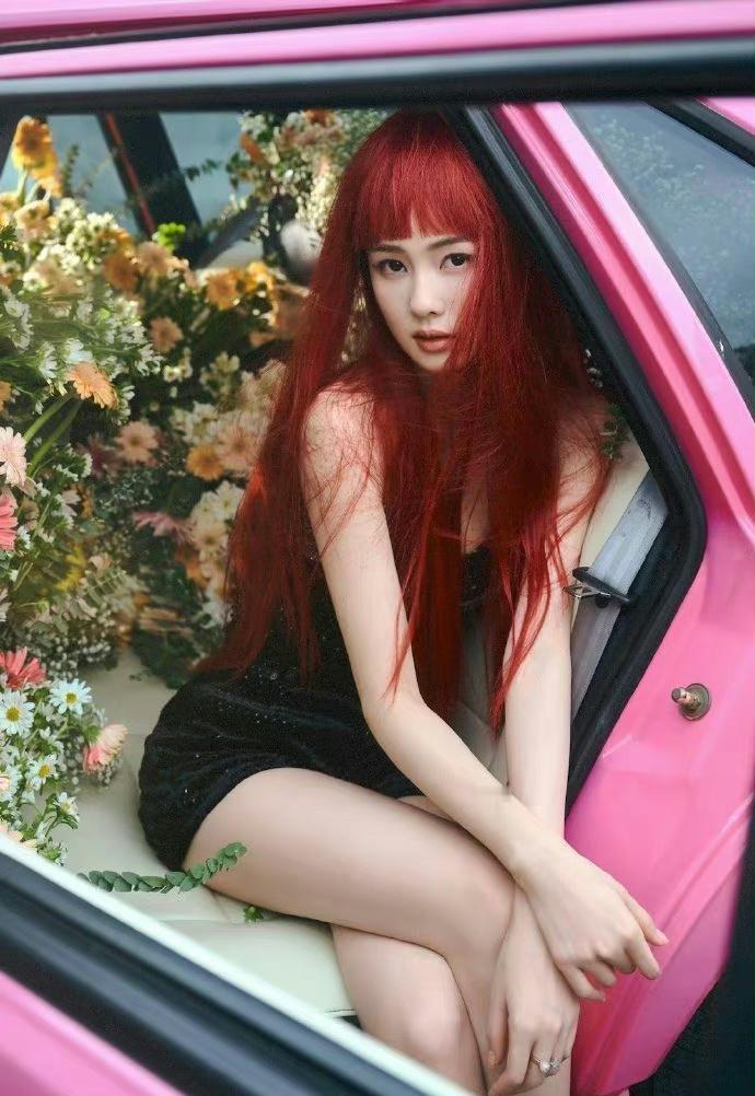 白鹿是开始对自己的眉毛自信起来了吗？这红发都敢尝试了，勇气可嘉 ​​​