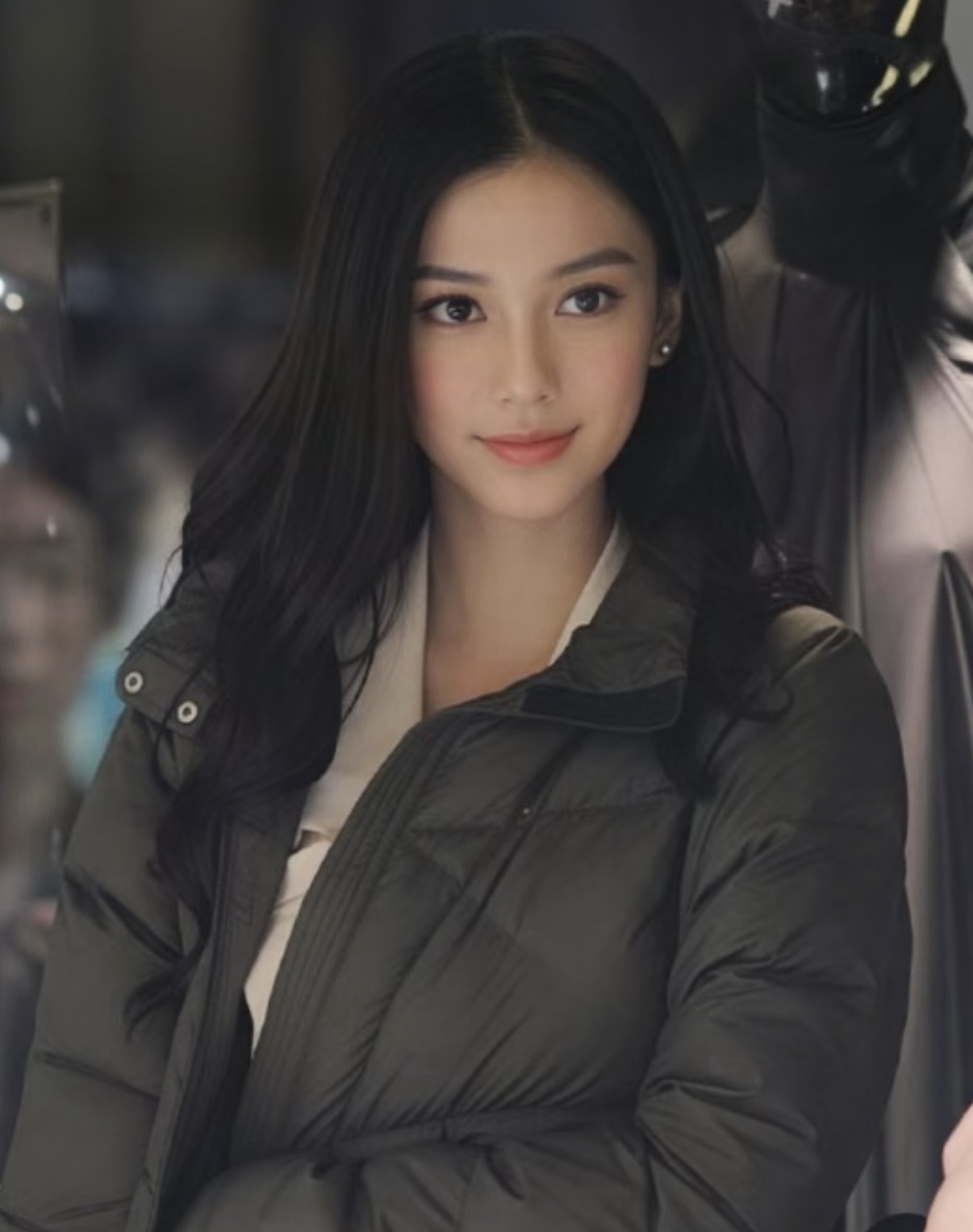 这个耳位真的好高这么普通的耳钉位置都这么亮眼 ​​​