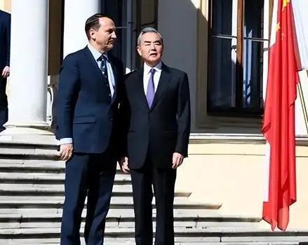 和中方谈完，波兰爽快放行中欧班列，还与中方达成了一项让欧美羡慕的大合作。

9 