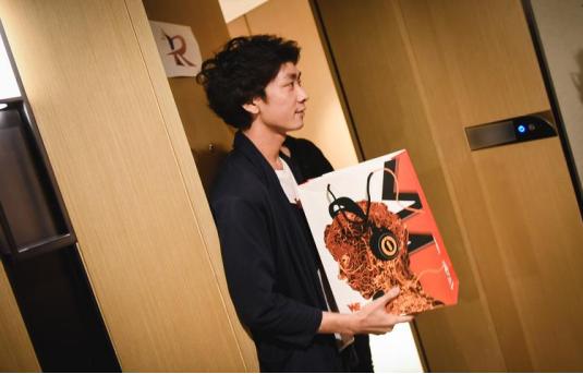 前天，我的一个32岁租客急匆匆敲我家门向我求个事，他问我家还有没有白酒，他知道我