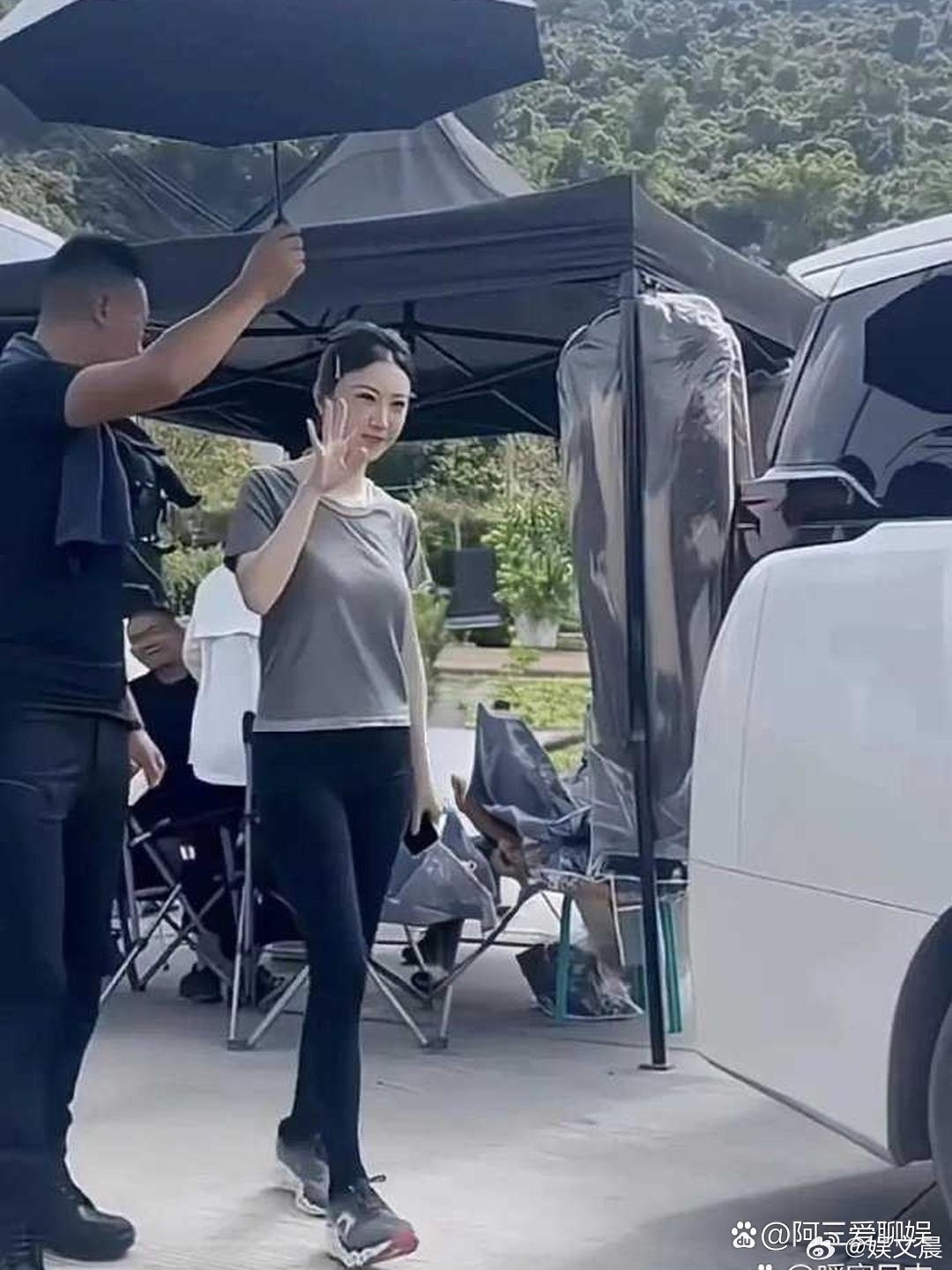 片场生图里的景甜穿搭好松弛，就算是人间富贵花，也躲不过真实的地心引力呀～ 