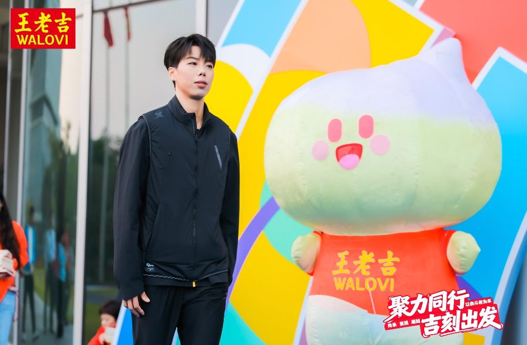 没想到王老吉这么有"心机"呢
在选品牌代言人这块赢麻了
它没有选自带流量的吴燕妮