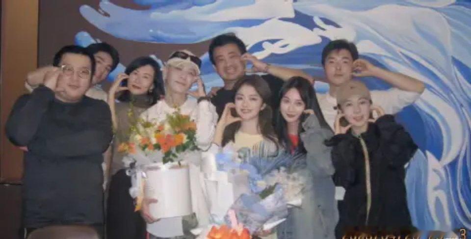 谭松韵首次当演唱会嘉宾把谭松韵打包送去浪姐助演颜值唱功双向在线，谭松韵解锁演唱会