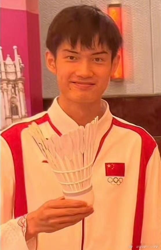 哈哈哈哈哈我真的笑晕！谁送了个超大号羽毛球给干饭哥？回：他自己拔的（P2） ​​