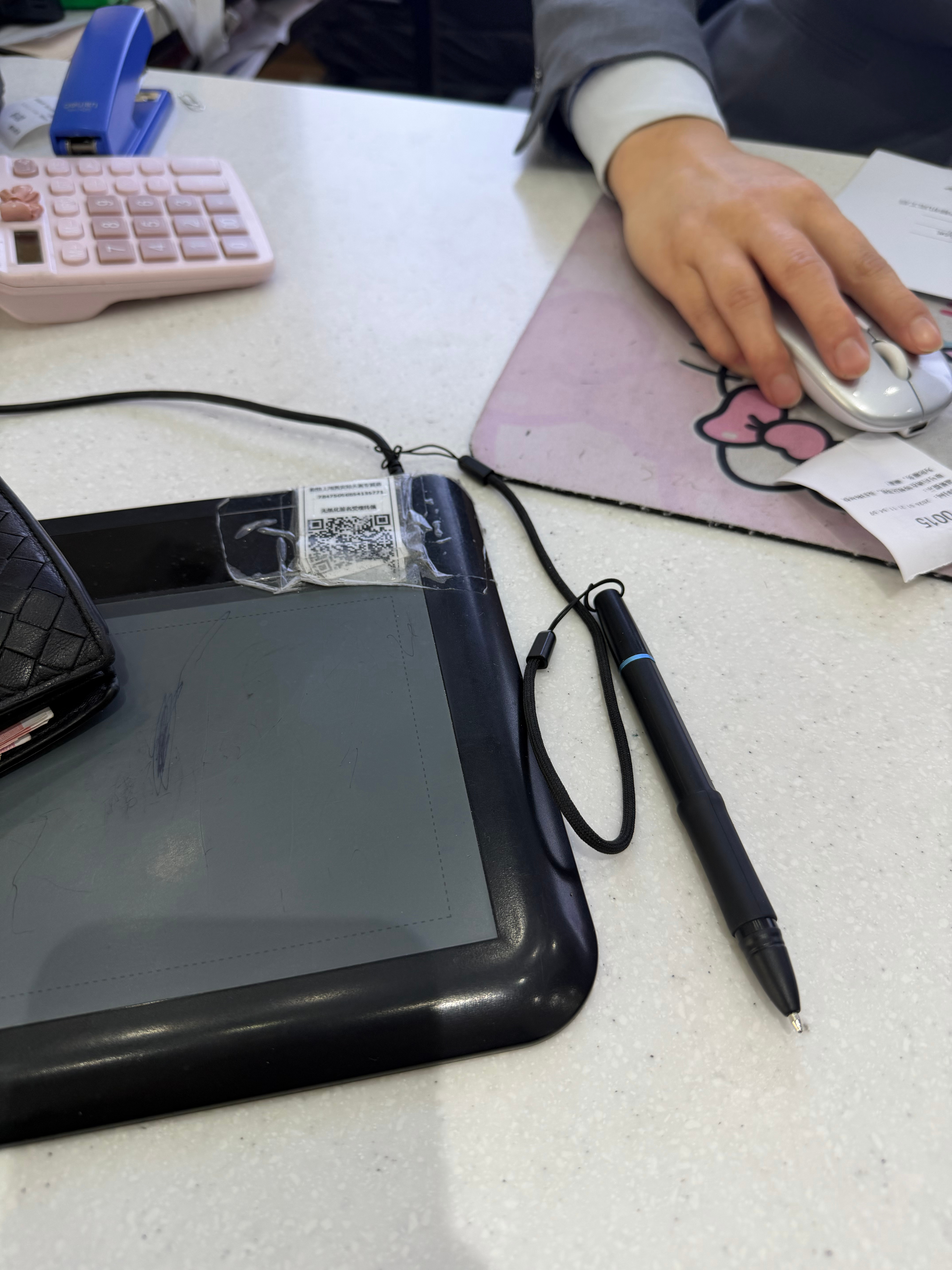 给爸妈办宽带移机，隔壁大哥牛逼，要去无人区穿越，给华为手机办电信那种卫星电话的s