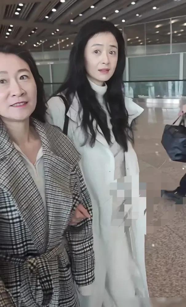 蒋欣瘦的脱相了，有种病态瘦的样子，她本来就是大个子，脸上肌肉流失，尽显老态。
以