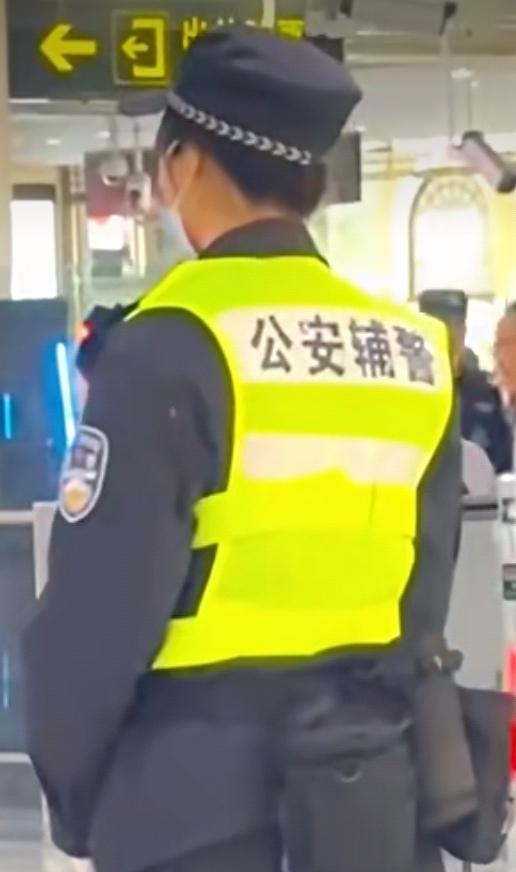 辅警制服反光条，照亮城市安全感！

在夜幕笼罩之下，新辅警制服的反光条宛如暗夜中