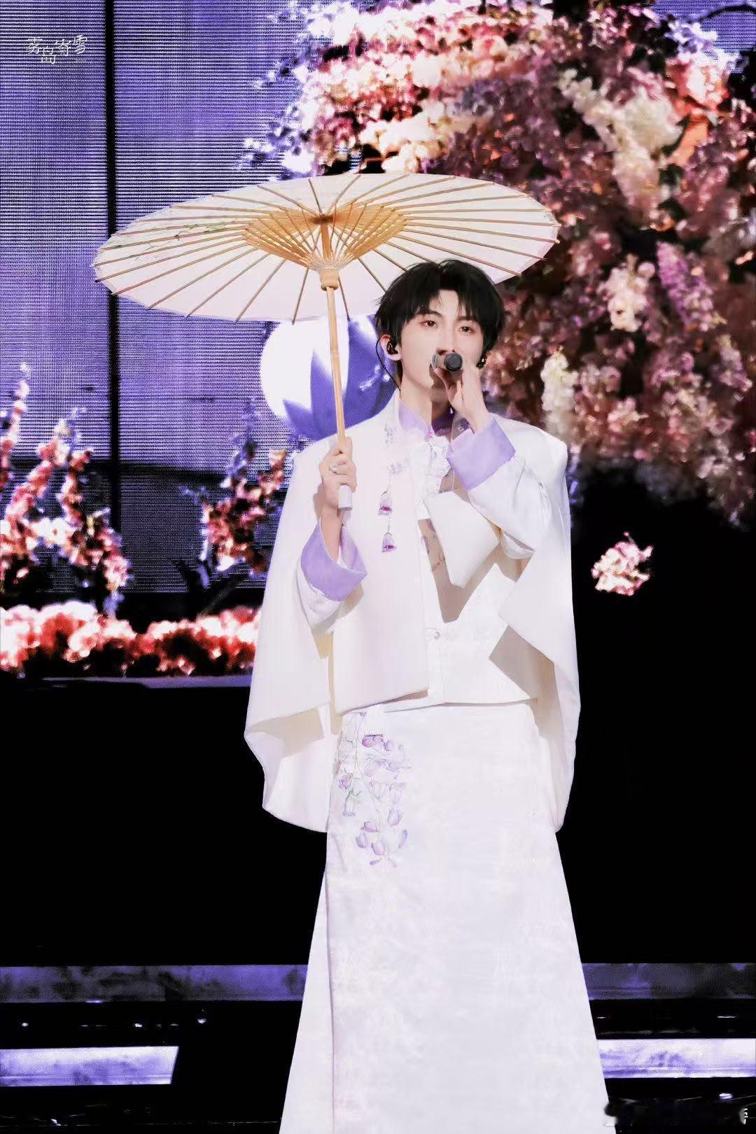 马嘉祺简直就是从上海滩走出来的温文尔雅小公子，每个眼神都带着一股让人沉醉的魅力，