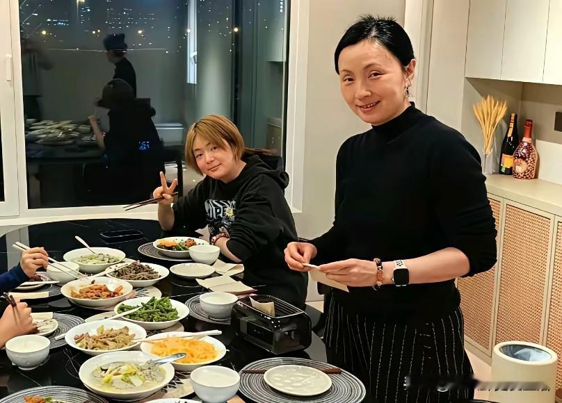 徐峥陶虹的女儿，也逐渐长大了，长得还好吧，中规中矩。毕竟父母的颜值都不是特别高。