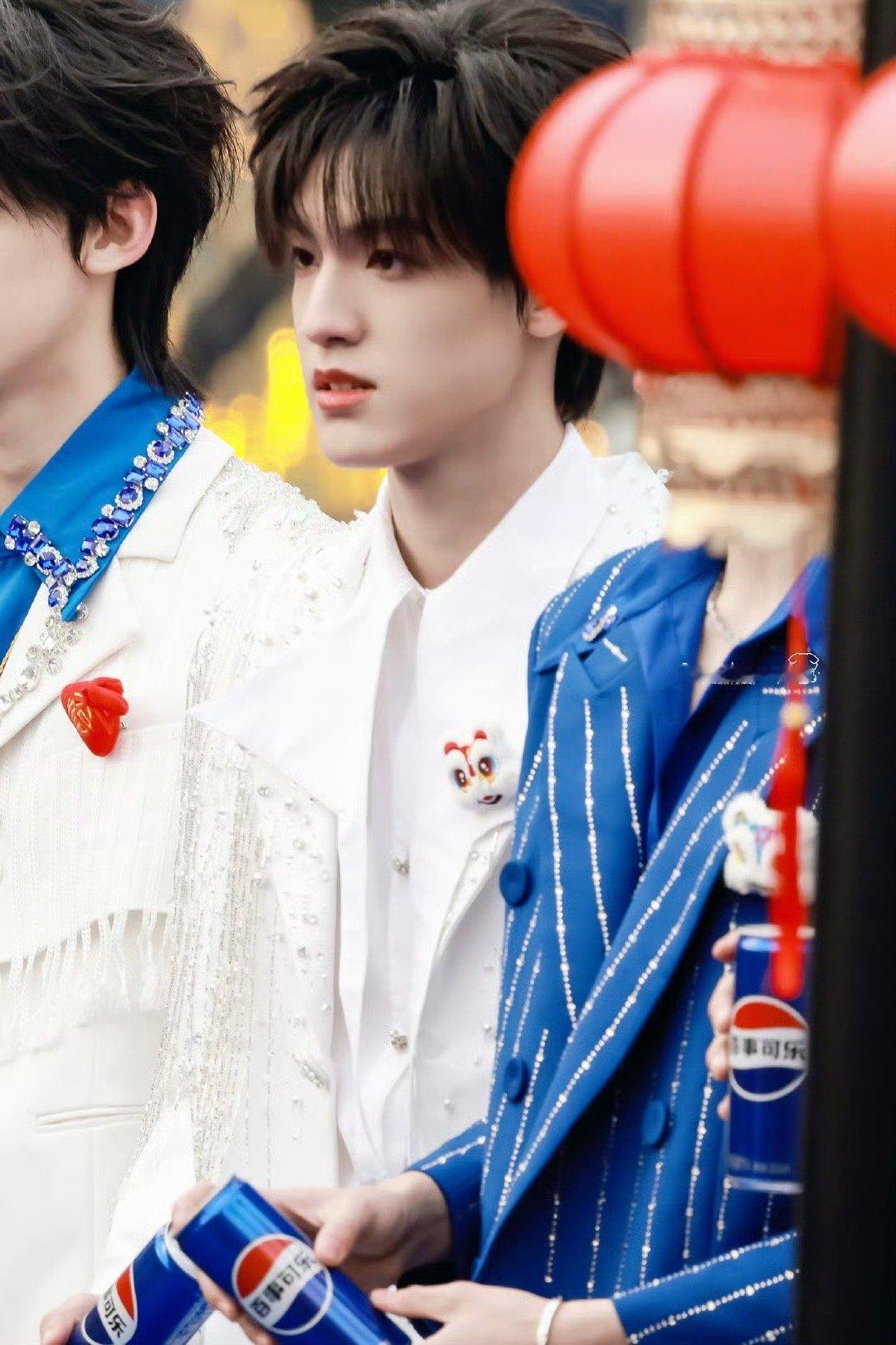 娱乐[超话]  登陆少年百事活动  登陆少年蓝白look  登陆少年百事活动蓝白