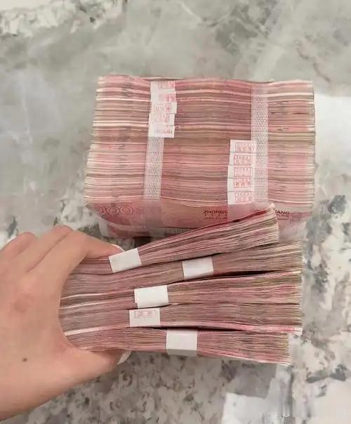 中国现在已经到了必须改变经济增长方式的时候了。中国今后只能靠扩大内需而不是靠扩大