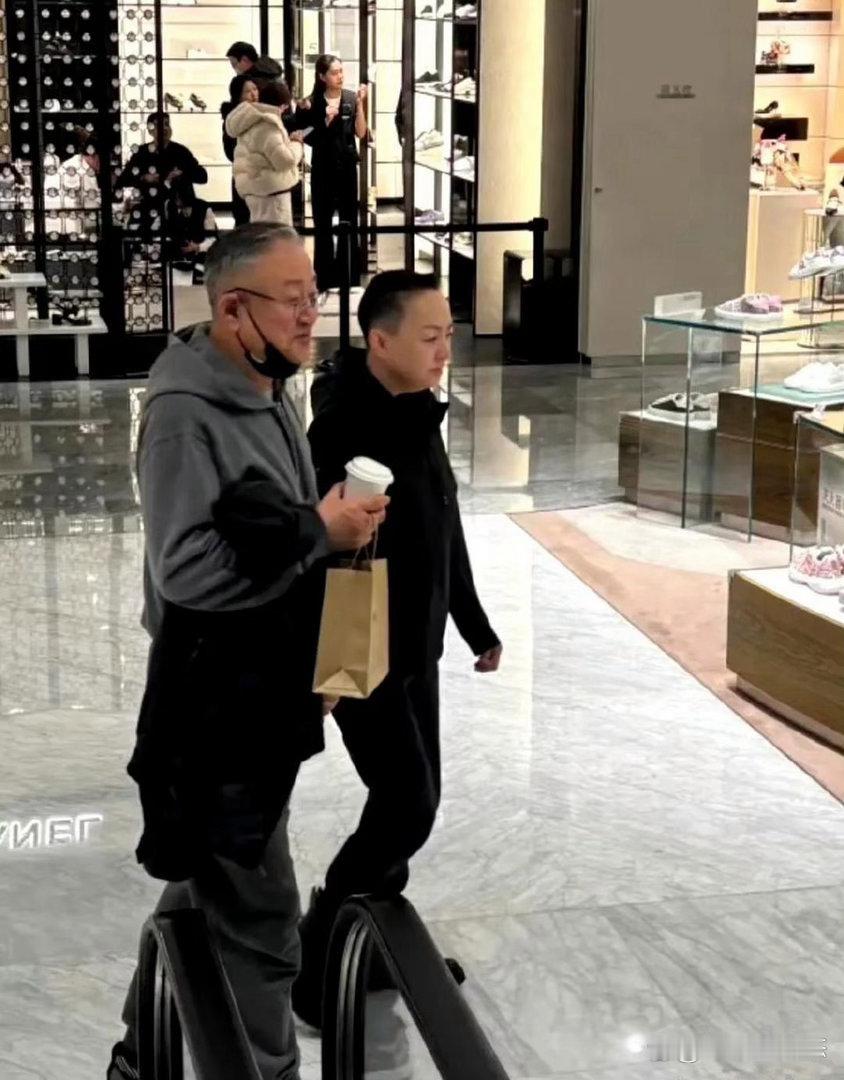 偶遇宋丹丹和富豪丈夫赵玉吉外出逛街。两人一身简约休闲装束，没有浮夸奢侈品加持，简