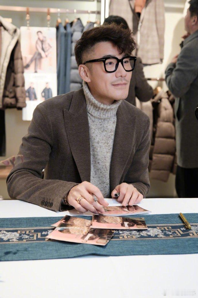 秦岚春晚录制偶遇胡兵谁懂啊，这种娱乐圈老友的春晚偶遇太好嗑了！秦岚走过去好几步还