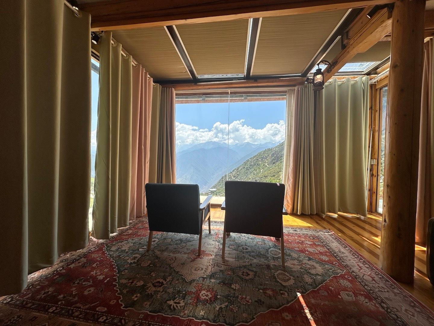 ＂入住最美深山中酒店，房间中打悟空，房间外见梅里。日照金山，雪山倒影与午夜星空，