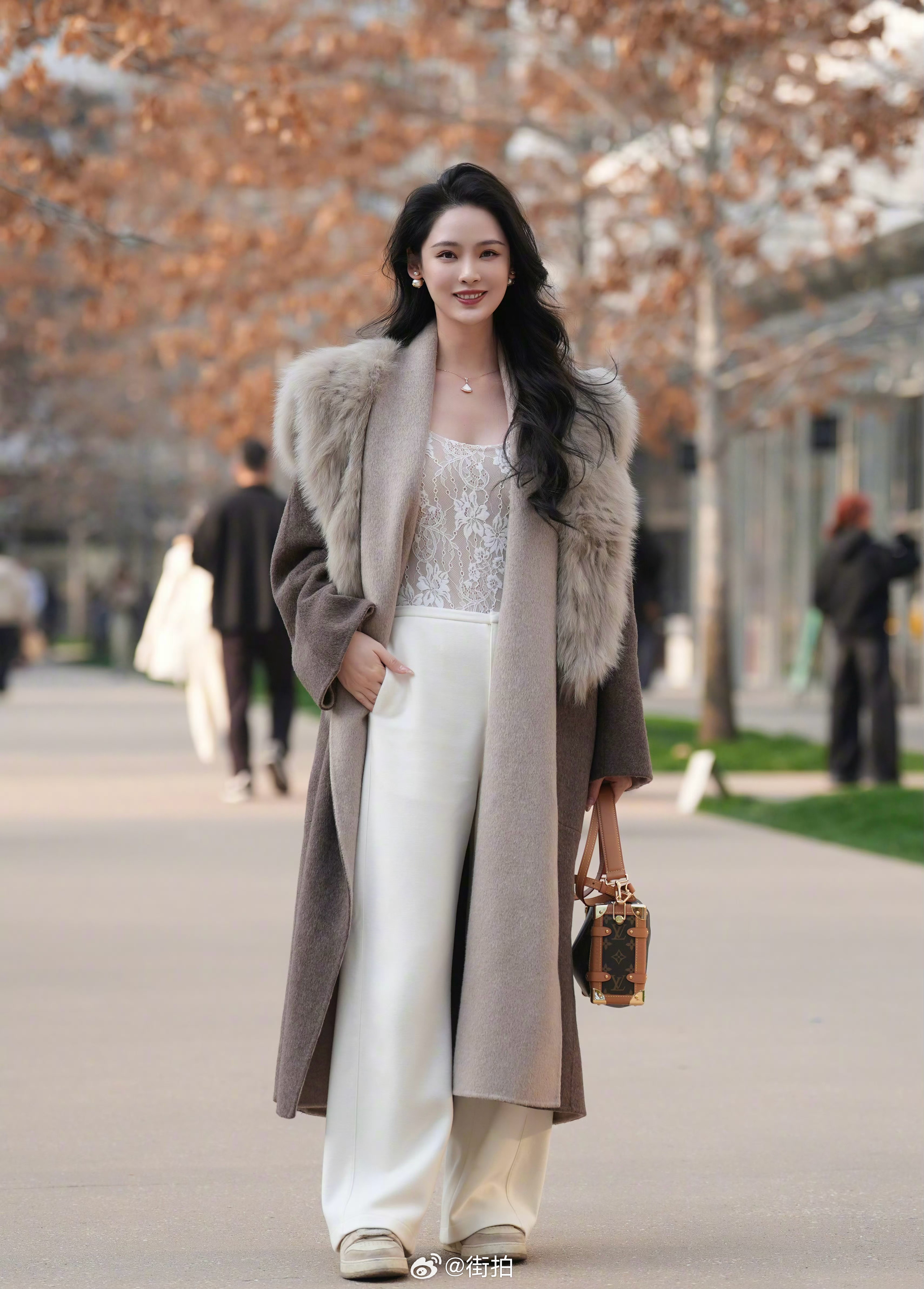 笑容甜美的女孩 