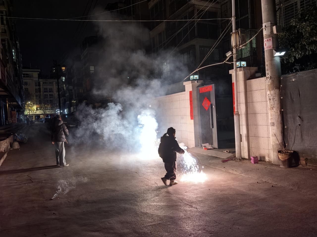 小时候就是这样玩，现在领着孙儿玩！留份童心，开心比啥都好！