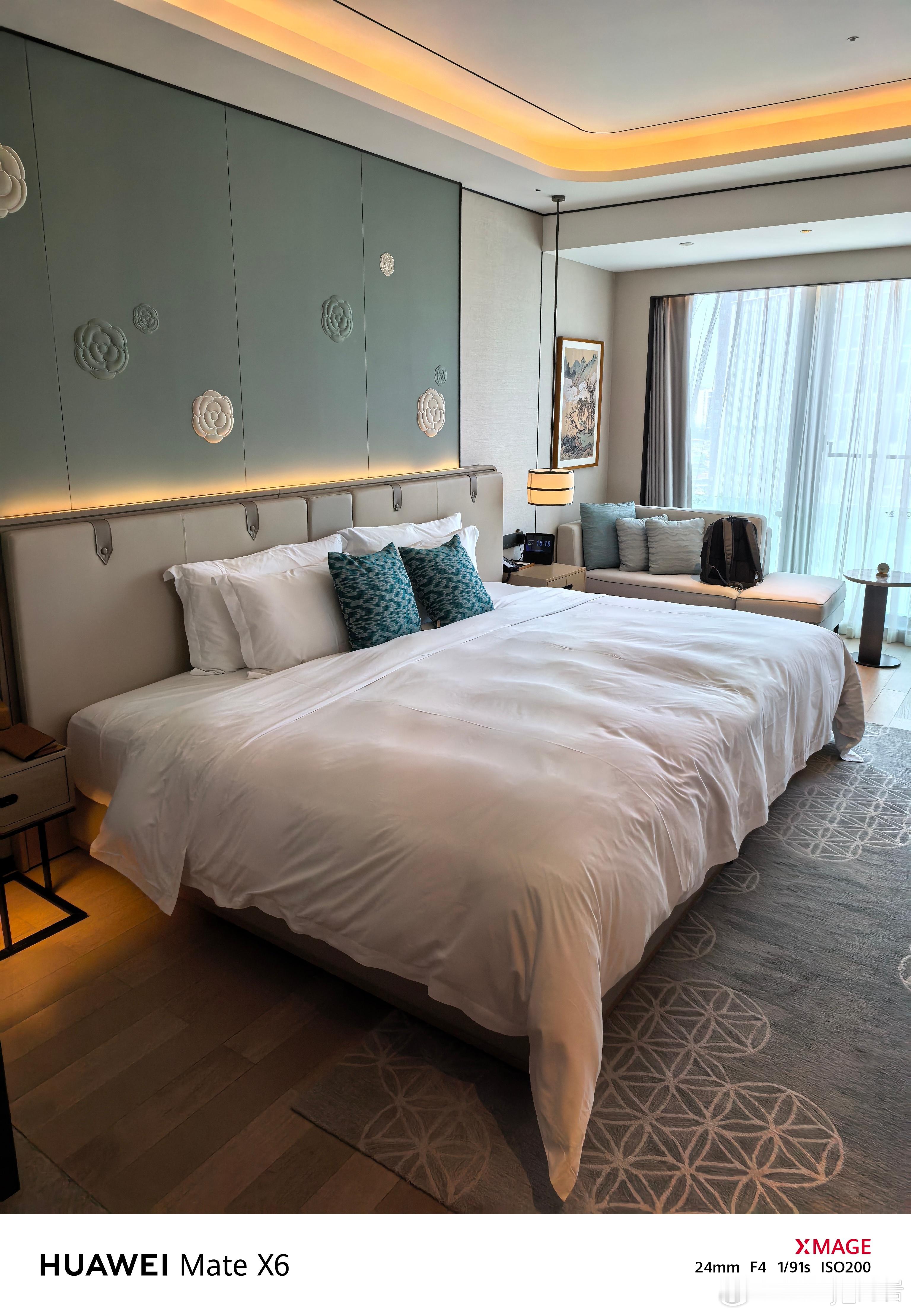 今天住的酒店这 2.7m 的大床可太爽了吧！  ​​​